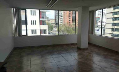 RENTO OFICINA DE 72M2 EN CUARTO PISO DE EDIFICIO UBICADO EN LA AV. DE LA REPUBLICA, NORTE DE QUITO.