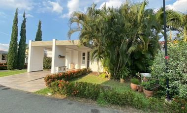 VENDO CASA ESQUINERA PAISAJES  DEL CASTILLO DE 1 NIVEL -JAMUNDI