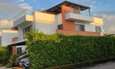 VENTA ESTUPENDA CASA DOS PISOS Y TERRAZA