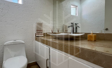 HERMOSA CASA CON JARDÍN DE ENSUEÑO EN VENTA EN CHILUCA.