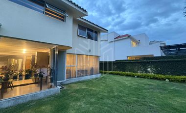 EXCELENTE OPORTUNIDAD CON JARDÍN PLANO EN LOMA DE VALLESCONDIDO.