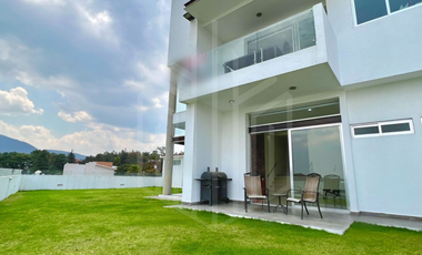 BONITA RESIDENCIA CON JARDÍN PLANO EN VENTA,  BOSQUE ESMERALDA.