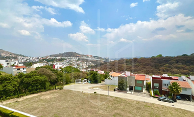 BONITA RESIDENCIA CON JARDÍN PLANO EN VENTA,  BOSQUE ESMERALDA.