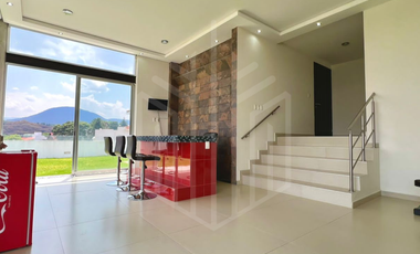 BONITA RESIDENCIA CON JARDÍN PLANO EN VENTA,  BOSQUE ESMERALDA.