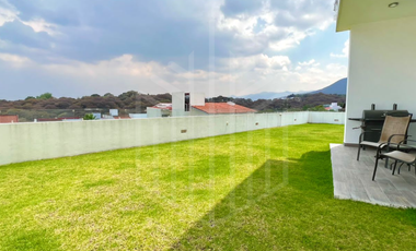 BONITA RESIDENCIA CON JARDÍN PLANO EN VENTA,  BOSQUE ESMERALDA.