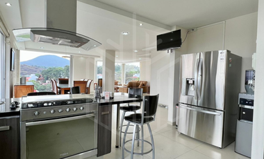 BONITA RESIDENCIA CON JARDÍN PLANO EN VENTA,  BOSQUE ESMERALDA.