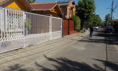 VENDE CASA AMPLIO PATIO.  METRO . MALL PLAZA VESPUCIO