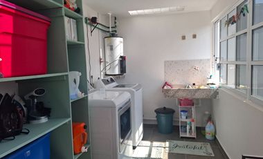 Casa con muy buena ubicación, cerca del suburbano, avenidas principales, plazas y centros comerciales.