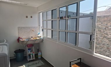 Casa con muy buena ubicación, cerca del suburbano, avenidas principales, plazas y centros comerciales.