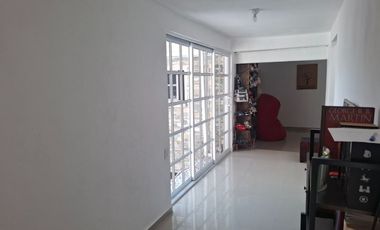 Casa con muy buena ubicación, cerca del suburbano, avenidas principales, plazas y centros comerciales.