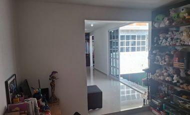 Casa con muy buena ubicación, cerca del suburbano, avenidas principales, plazas y centros comerciales.