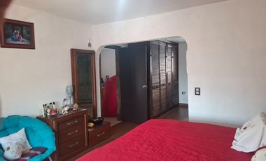 Casa con muy buena ubicación, cerca del suburbano, avenidas principales, plazas y centros comerciales.