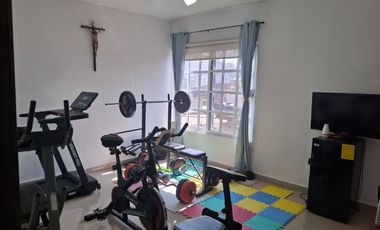 Casa con muy buena ubicación, cerca del suburbano, avenidas principales, plazas y centros comerciales.