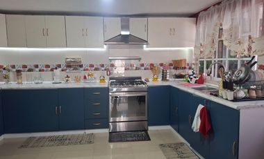 Casa con muy buena ubicación, cerca del suburbano, avenidas principales, plazas y centros comerciales.