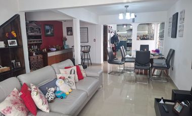 Casa con muy buena ubicación, cerca del suburbano, avenidas principales, plazas y centros comerciales.