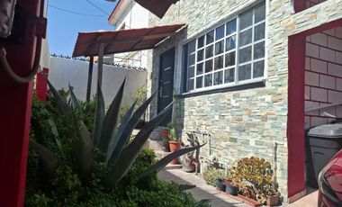 Casa con muy buena ubicación, cerca del suburbano, avenidas principales, plazas y centros comerciales.