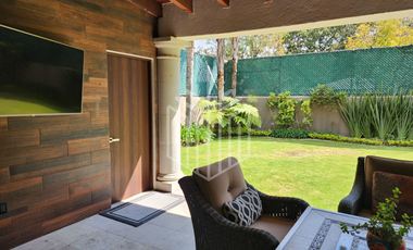 HERMOSA CASA CON JARDÍN PLANO SOBRE AVENIDA EN VENTA EN CONDADO DE SAYAVEDRA.