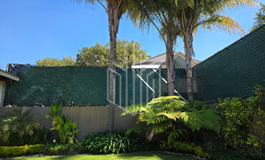 HERMOSA CASA CON JARDÍN PLANO SOBRE AVENIDA EN VENTA EN CONDADO DE SAYAVEDRA.