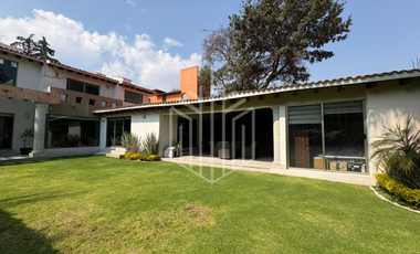 HERMOSA CASA CON JARDÍN PLANO SOBRE AVENIDA EN VENTA EN CONDADO DE SAYAVEDRA.