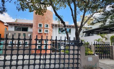 HERMOSA CASA CON JARDÍN PLANO SOBRE AVENIDA EN VENTA EN CONDADO DE SAYAVEDRA.