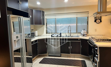 HERMOSA CASA CON JARDÍN PLANO SOBRE AVENIDA EN VENTA EN CONDADO DE SAYAVEDRA.