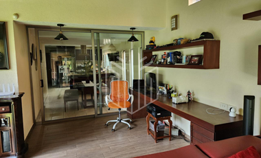 HERMOSA CASA CON JARDÍN PLANO SOBRE AVENIDA EN VENTA EN CONDADO DE SAYAVEDRA.