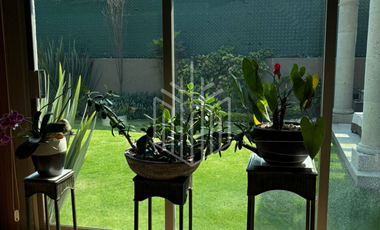 HERMOSA CASA CON JARDÍN PLANO SOBRE AVENIDA EN VENTA EN CONDADO DE SAYAVEDRA.