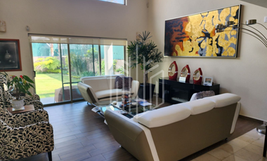 HERMOSA CASA CON JARDÍN PLANO SOBRE AVENIDA EN VENTA EN CONDADO DE SAYAVEDRA.