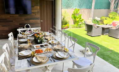 HERMOSA CASA CON JARDÍN PLANO SOBRE AVENIDA EN VENTA EN CONDADO DE SAYAVEDRA.