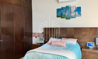 HERMOSA CASA CON JARDÍN PLANO SOBRE AVENIDA EN VENTA EN CONDADO DE SAYAVEDRA.