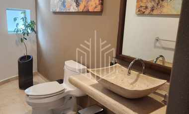 HERMOSA CASA CON JARDÍN PLANO SOBRE AVENIDA EN VENTA EN CONDADO DE SAYAVEDRA.