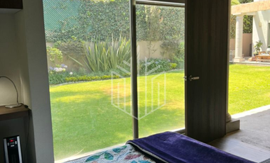 HERMOSA CASA CON JARDÍN PLANO SOBRE AVENIDA EN VENTA EN CONDADO DE SAYAVEDRA.