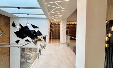 Imponente residencia en Zona Esmeralda | Jardín plano, doble altura y 4 recámaras