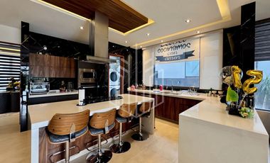 Imponente residencia en Zona Esmeralda | Jardín plano, doble altura y 4 recámaras