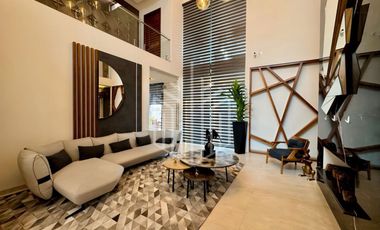 Imponente residencia en Zona Esmeralda | Jardín plano, doble altura y 4 recámaras