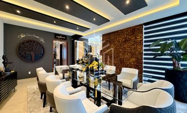 Imponente residencia en Zona Esmeralda | Jardín plano, doble altura y 4 recámaras