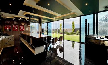 Imponente residencia en Zona Esmeralda | Jardín plano, doble altura y 4 recámaras