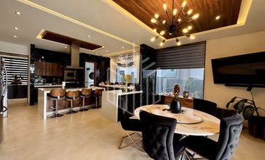 Imponente residencia en Zona Esmeralda | Jardín plano, doble altura y 4 recámaras