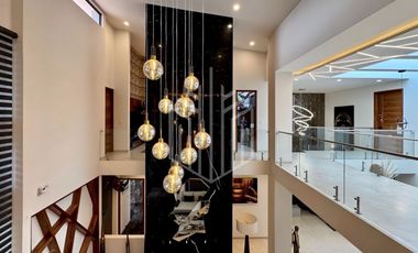 Imponente residencia en Zona Esmeralda | Jardín plano, doble altura y 4 recámaras