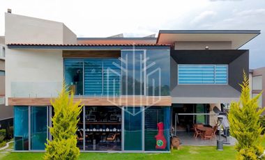 Imponente residencia en Zona Esmeralda | Jardín plano, doble altura y 4 recámaras