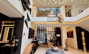 Imponente residencia en Zona Esmeralda | Jardín plano, doble altura y 4 recámaras