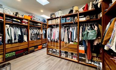 Imponente residencia en Zona Esmeralda | Jardín plano, doble altura y 4 recámaras