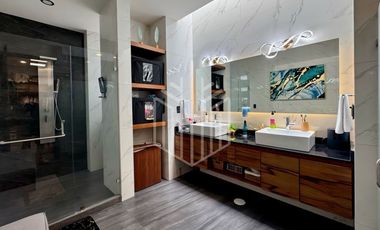 Imponente residencia en Zona Esmeralda | Jardín plano, doble altura y 4 recámaras