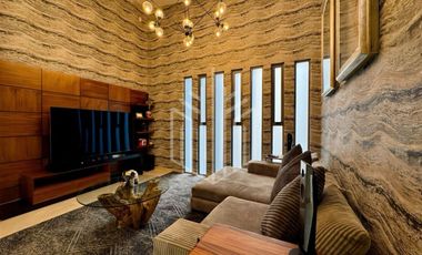 Imponente residencia en Zona Esmeralda | Jardín plano, doble altura y 4 recámaras