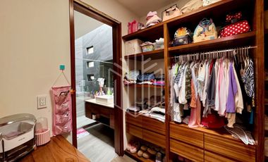 Imponente residencia en Zona Esmeralda | Jardín plano, doble altura y 4 recámaras