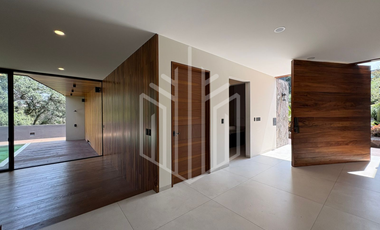 Residencia de lujo en Rancho San Juan | Alberca, dos jardines y acabados premium