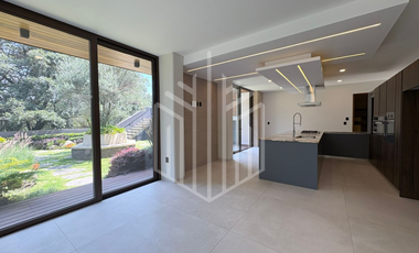 Residencia de lujo en Rancho San Juan | Alberca, dos jardines y acabados premium