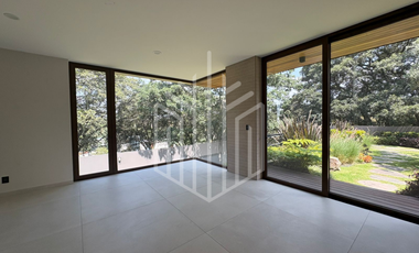 Residencia de lujo en Rancho San Juan | Alberca, dos jardines y acabados premium