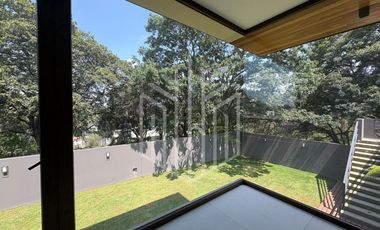 Residencia de lujo en Rancho San Juan | Alberca, dos jardines y acabados premium