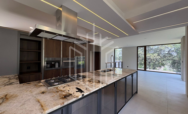 Residencia de lujo en Rancho San Juan | Alberca, dos jardines y acabados premium